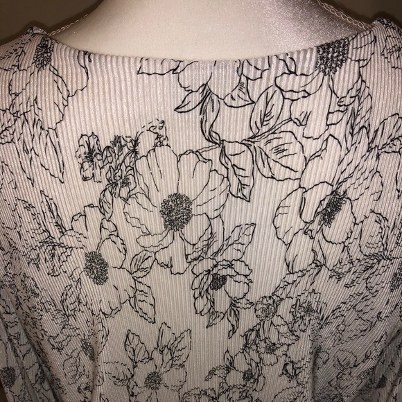 Women’s Astr the label ivory black floral top - Picture 9 of 11